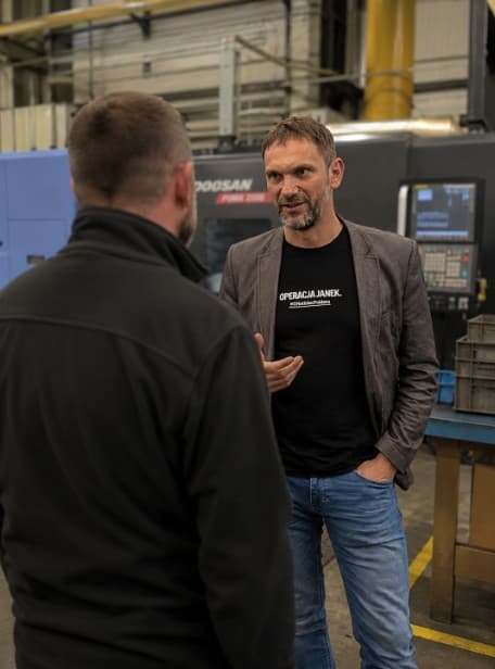 Krzysztof Skrzypczak rozmawia z operatorem na hali produkcyjnej